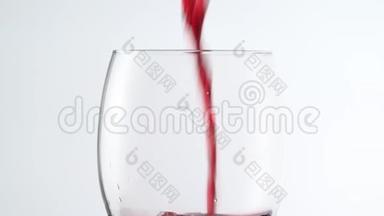 将红酒倒入白色<strong>背景</strong>的玻璃杯中。 在<strong>浅色背景</strong>下，盛满酒精饮料的酒杯